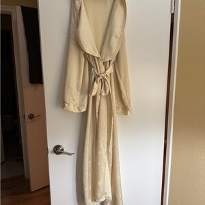 Jones New York Ivory Satin Robe